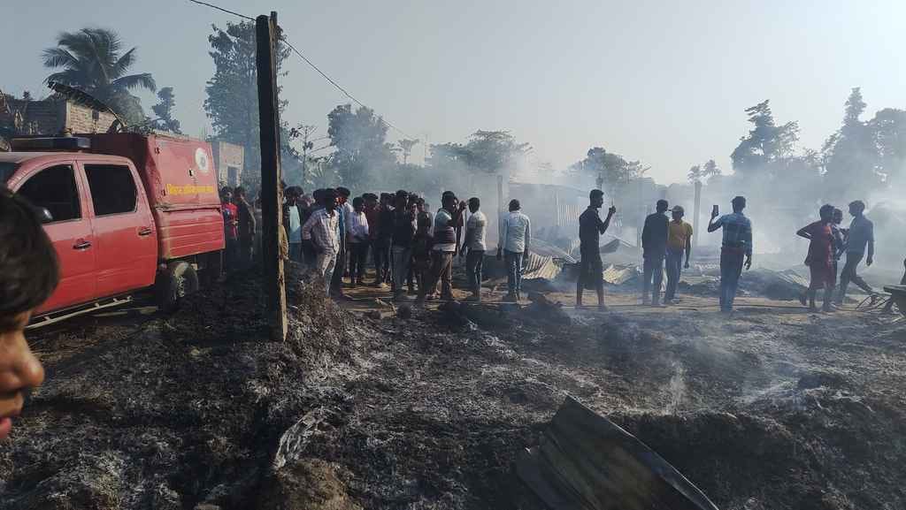 आग बुझाती दमकल विभाग की टीम व सहयोग में जुटे ग्रामीण।