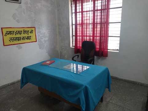 अमरिया क्षेत्र के नगरिया कॉलोनी पीएचसी पर मरीज देखते चिकित्सक।संवाद अमरिया क्षेत्र के नगरिया कॉलोनी पीएचसी पर मरीज देखते चिकित्सक।संवाद
