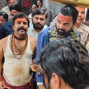बाबा महाकाल के दर्शन करने पहुंचे क्रिकेटर के एल राहुल, मस्तक पर लगवाया तिलक, पहनी आंकड़े की माल