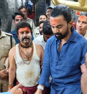बाबा महाकाल के दर्शन करने पहुंचे क्रिकेटर के एल राहुल, मस्तक पर लगवाया तिलक, पहनी आंकड़े की माल