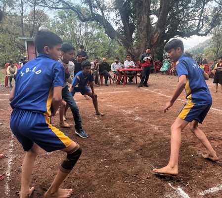 बिलासपुर की ग्राम पंचायत धार टटोह के टटोह गांव में दो दिवसीय खेलकूद प्रतियोगिता में मटका फोड़ती