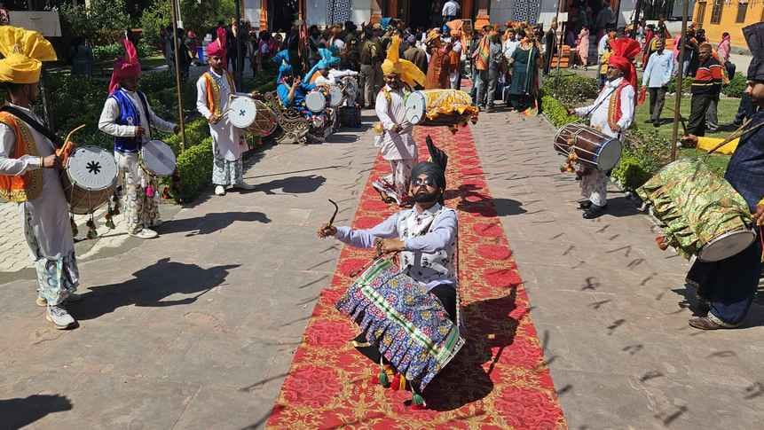 बिलासपुर में राज्य स्तरीय नलवाड़ी मेले के शुभारंभ पर शोभायात्रा निकालते श्रद्धालु । संवाद