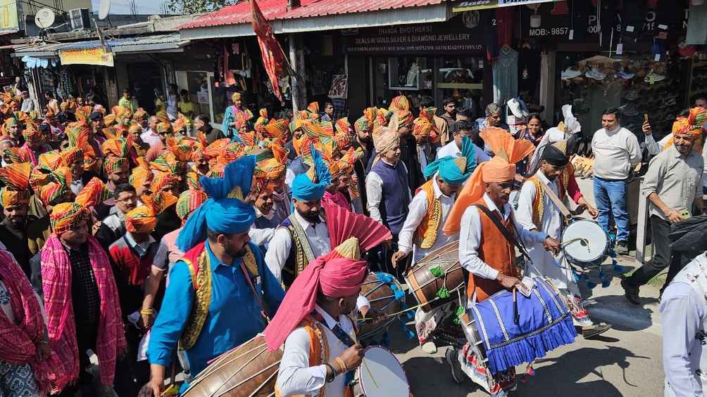 बिलासपुर में राज्य स्तरीय नलवाड़ी मेले के शुभारंभ पर शोभायात्रा निकालते श्रद्धालु । संवाद