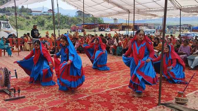बिलासपुर में राज्य स्तरीय नलवाड़ी मेले के शुभारंभ पर शोभायात्रा निकालते श्रद्धालु । संवाद