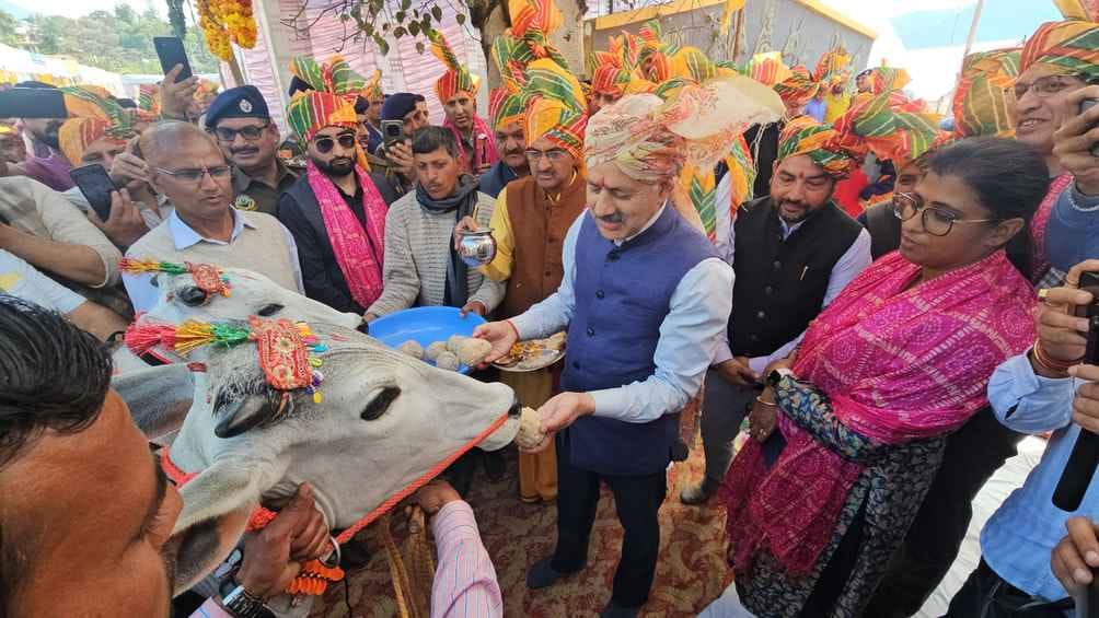 बिलासपुर में राज्य स्तरीय नलवाड़ी मेले के शुभारंभ पर शोभायात्रा निकालते श्रद्धालु । संवाद