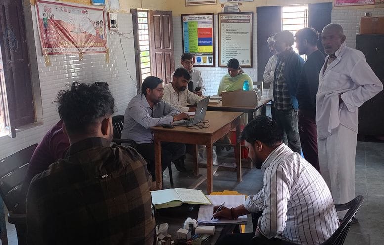 फोटो 01: सोनीपत के एक गांव लगाए गए निक्षय शिविर में टीबी की जांच कराने पहुंचे ग्रामीण। स्रोत : फोटो 01: सोनीपत के एक गांव लगाए गए निक्षय शिविर में टीबी की जांच कराने पहुंचे ग्रामीण। स्रोत :