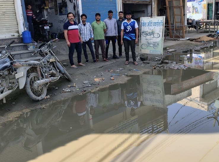 फोटो 06- सोनीपत के गन्नौर के बेगा रोड पर भरे दूषित पानी को लेकर नगरपालिका के खिलाफ रोष जताते दु फोटो 06- सोनीपत के गन्नौर के बेगा रोड पर भरे दूषित पानी को लेकर नगरपालिका के खिलाफ रोष जताते दु