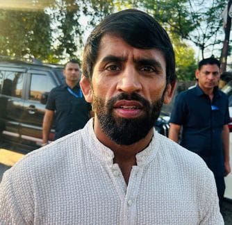 फोटो 09: सोनीपत स्थित आवास पर पत्रकारों से बातचीत करते बजरंग पूनिया। संवाद
