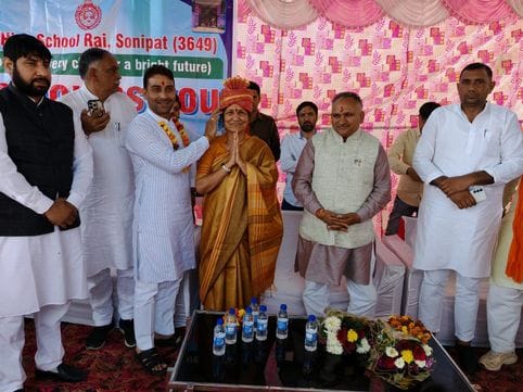 फोटो 15: सोनीपत के गांव राई में अभिनंदन समारोह के दौरान विधायक कृष्णा गहलावत व मेयर राजीव जैन 