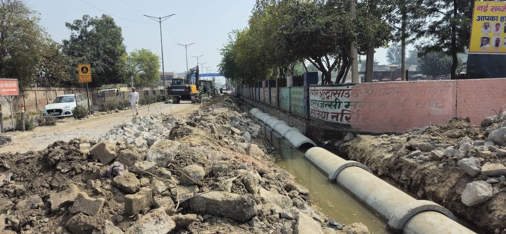 फोटो 22- सोनीपत के गोहाना में सड़क किनारे बिछाई जा रही पाइपलाइन। संवाद फोटो 22- सोनीपत के गोहाना में सड़क किनारे बिछाई जा रही पाइपलाइन। संवाद