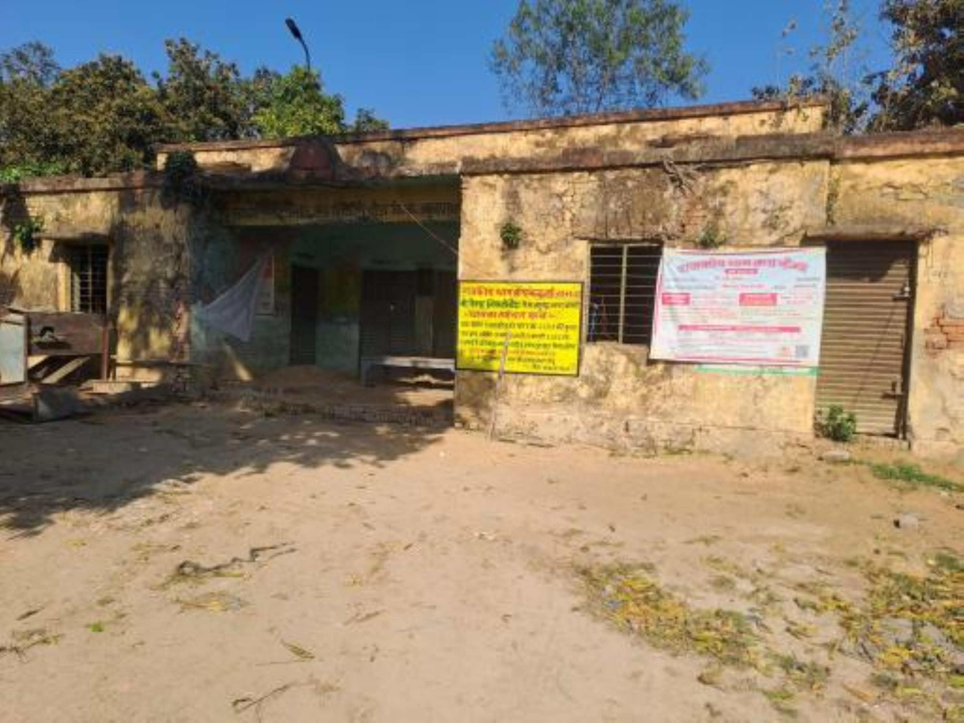 गेहूं क्रय केंद्र लक्ष्मनपुर सेमरहनिया में लगा ताला।
