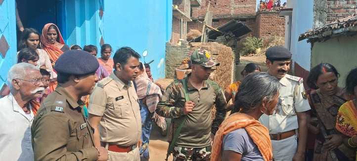 घटनास्थल पर निरीक्षण करते पुलिस की टीम घटनास्थल पर निरीक्षण करते पुलिस की टीम