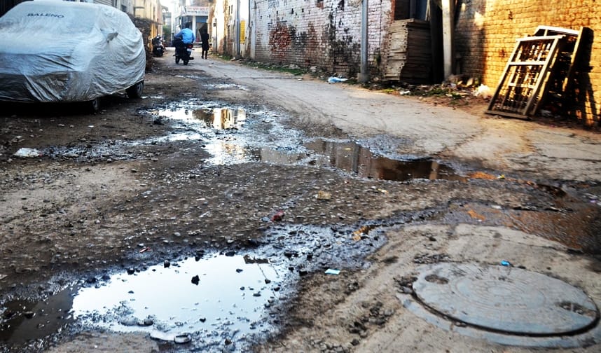 मोहल्ला चमकनी में क्षतिग्रस्त पडी सड़क। संवाद मोहल्ला चमकनी में क्षतिग्रस्त पडी सड़क। संवाद