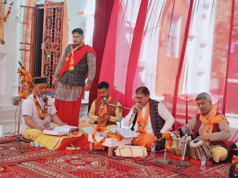 निर्वाण आश्रम रेणुका जी में श्रद्धालुओं को भागवत कथा का रसपान करवाते कथा व्यास आचार्य मोहन चंद्