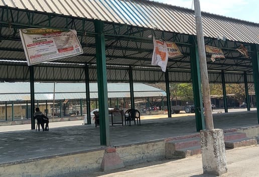 पूरनपुर मंडी समिति में गेहूं खरीद का लगाया गया बैनर।संवाद पूरनपुर मंडी समिति में गेहूं खरीद का लगाया गया बैनर।संवाद