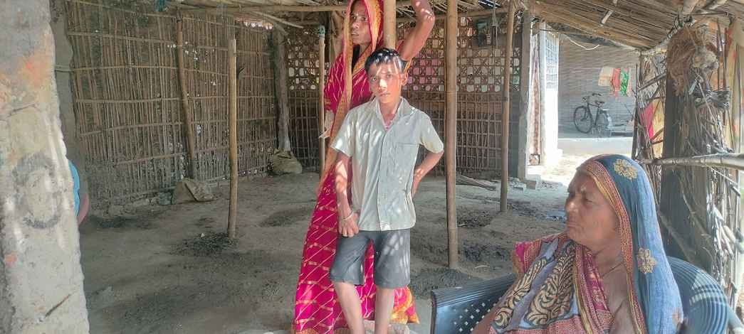 सुपौल स्थित पैतृक गांव में करणदीप की दादी व अन्य परिजन। सुपौल स्थित पैतृक गांव में करणदीप की दादी व अन्य परिजन।