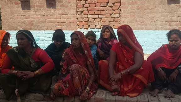 शाहजहांपुर पोस्टमार्टम हाउस पर मृतक राजकुमार के भाई धनपाल ने घटना की जानकारी दी। संवाद शाहजहांपुर पोस्टमार्टम हाउस पर मृतक राजकुमार के भाई धनपाल ने घटना की जानकारी दी। संवाद