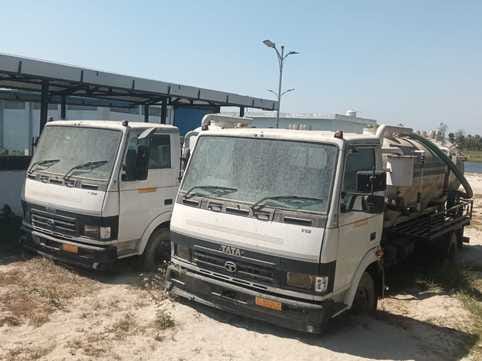 देवहा पुल के नीचे क्षतिग्रस्त पड़ा एफएसटीपी प्लांट।संवाद