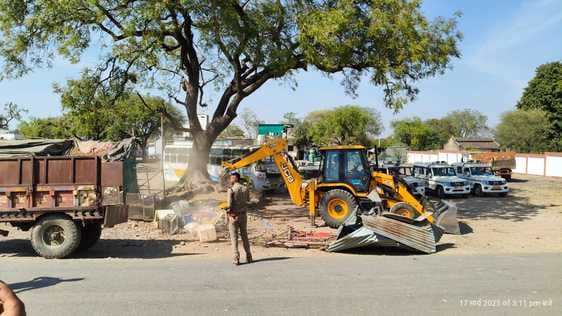 विरोध दर्ज कराते हिन्दू संगठनों के कार्यकर्ता