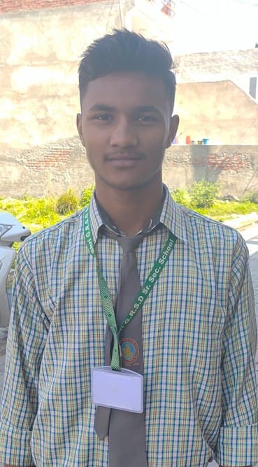 अंबाला छावनी के फारूका खालसा स्कूल से दसवीं का सामाजिक विज्ञान का पेपर देकर बाहर आते विद्यार्थी अंबाला छावनी के फारूका खालसा स्कूल से दसवीं का सामाजिक विज्ञान का पेपर देकर बाहर आते विद्यार्थी