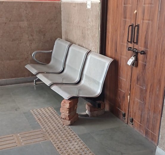 अंबाला छावनी स्थित तहसील में काम करवाने के लिए लाइन में खडे़ लोग। संवाद अंबाला छावनी स्थित तहसील में काम करवाने के लिए लाइन में खडे़ लोग। संवाद