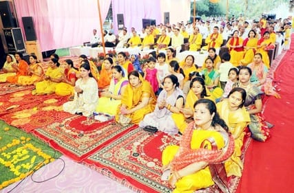 बजाज चीनी मिल मकसूदापुर में कथा सुनाते आचार्य सुशील बलूनी।स्रोत मीडिया प्रभारी