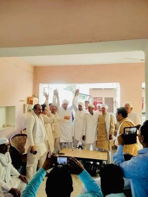 गोहरपुर गांव में पंचायत के दौरान मौजूद खाप चौधरी और अन्य। स्वयं गोहरपुर गांव में पंचायत के दौरान मौजूद खाप चौधरी और अन्य। स्वयं