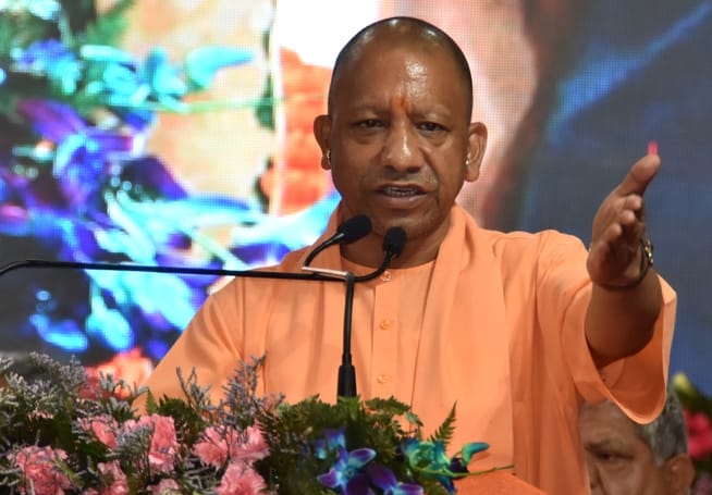 जनमंच में आयोजित कार्यक्रम में मुख्यमंत्री योगी आदित्यनाथ को सम्मान चिन्ह भेंट करते केबीनेट मंत जनमंच में आयोजित कार्यक्रम में मुख्यमंत्री योगी आदित्यनाथ को सम्मान चिन्ह भेंट करते केबीनेट मंत