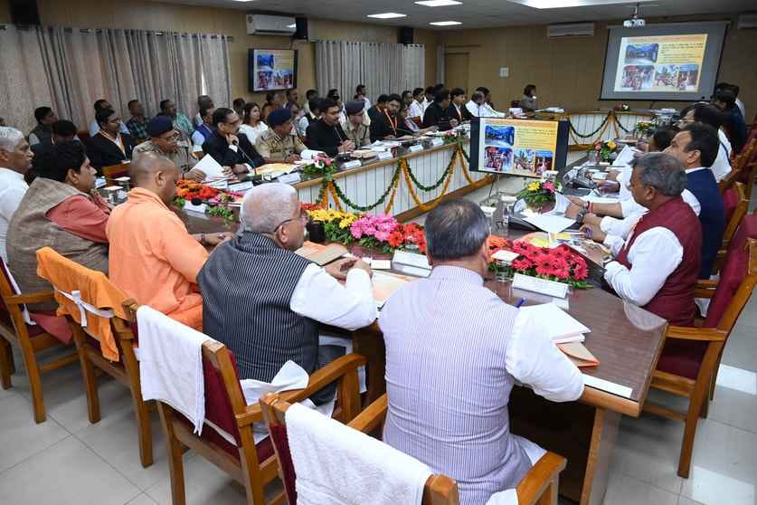 जनमंच में आयोजित कार्यक्रम में मुख्यमंत्री योगी आदित्यनाथ को सम्मान चिन्ह भेंट करते केबीनेट मंत जनमंच में आयोजित कार्यक्रम में मुख्यमंत्री योगी आदित्यनाथ को सम्मान चिन्ह भेंट करते केबीनेट मंत