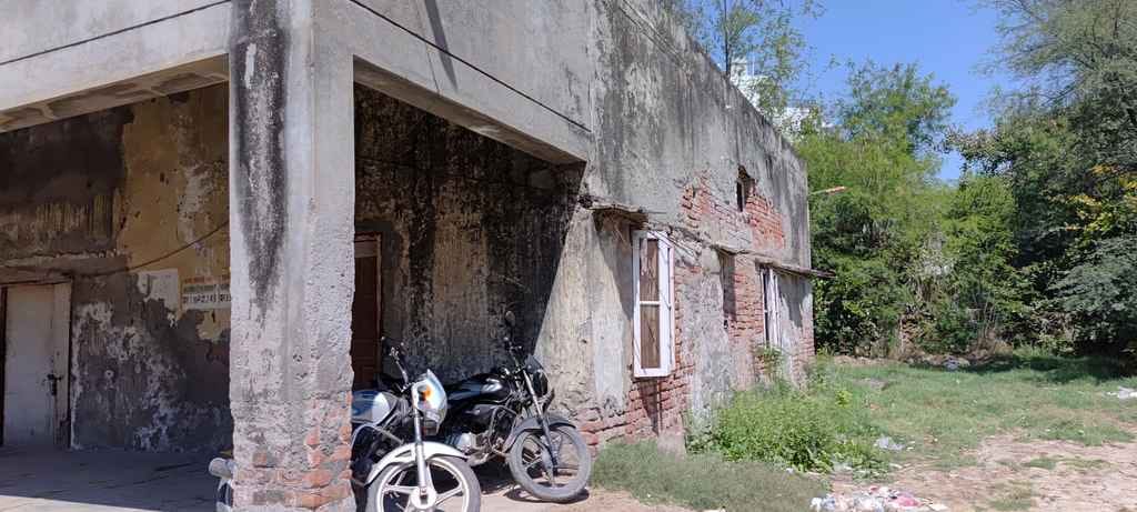 सीएमओ कार्यालय में टूटी दीवारें। संवाद