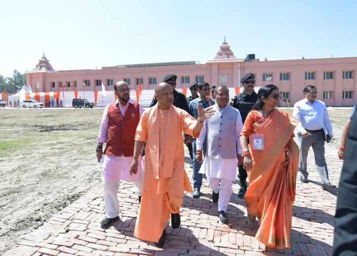 सहारनपुर के जनमंच में आयोजित कार्यक्रम में महिला को चेक प्रदान करते मुख्यमंत्री योगी आदित्यनाथ सहारनपुर के जनमंच में आयोजित कार्यक्रम में महिला को चेक प्रदान करते मुख्यमंत्री योगी आदित्यनाथ