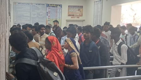 शहर के रेलवे स्टेशन पर रही यात्रियों की भीड़। संवाद शहर के रेलवे स्टेशन पर रही यात्रियों की भीड़। संवाद
