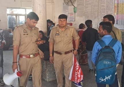 शहर के रेलवे स्टेशन पर रही यात्रियों की भीड़। संवाद शहर के रेलवे स्टेशन पर रही यात्रियों की भीड़। संवाद