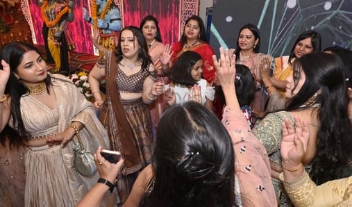 शामली के दिल्ली रोड पर आयोजित भगवती जागरण में दीप प्रज्वलित करते श्रद्धालु । स्वंय शामली के दिल्ली रोड पर आयोजित भगवती जागरण में दीप प्रज्वलित करते श्रद्धालु । स्वंय