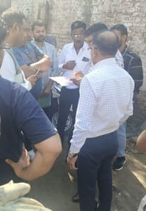 18सीटीके13 हिसार रोड पर सीलिंग करने पहुंची नगर निगम की टीम। स्रोत निगम