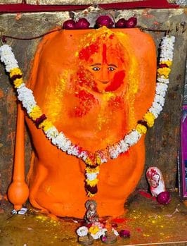 बाबा गुमानदेव हनुमान के आंगन मे मना रंगोत्सव, मंत्रोच्चार के साथ लगाया गया अबीर गुलाल, चांदी की बाबा गुमानदेव हनुमान के आंगन मे मना रंगोत्सव, मंत्रोच्चार के साथ लगाया गया अबीर गुलाल, चांदी की