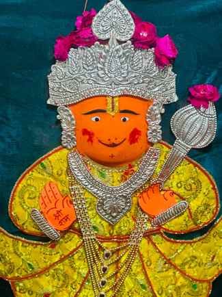 बाबा गुमानदेव हनुमान के आंगन मे मना रंगोत्सव, मंत्रोच्चार के साथ लगाया गया अबीर गुलाल, चांदी की बाबा गुमानदेव हनुमान के आंगन मे मना रंगोत्सव, मंत्रोच्चार के साथ लगाया गया अबीर गुलाल, चांदी की