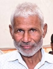 बिजनौर के गांव नांगलजट के निकट गहरे गड्ढे में ट्रैक्टर पलटने से हुई किसान की मौत पर विलाप करते 