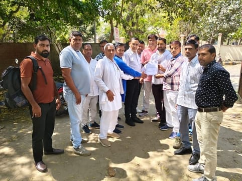 फोटो 05- सोनीपत के गोहाना रोड स्थित लघु सचिवालय के सामने धरनास्थल पर प्रधानमंत्री के नाम तहसीलद