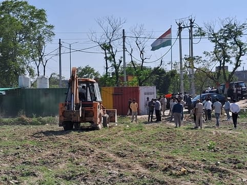 फोटो 19: सोनीपत के नरेला रोड पर किए गए अवैध निर्माण को हटाता बुलडोजर। स्रोत: नगर निगम फोटो 19: सोनीपत के नरेला रोड पर किए गए अवैध निर्माण को हटाता बुलडोजर। स्रोत: नगर निगम
