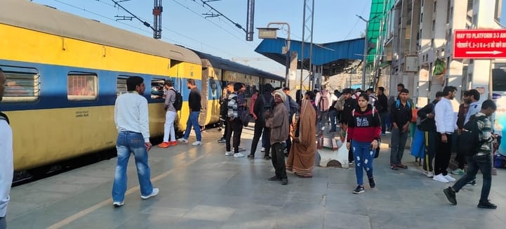फोटो 22- सोनीपत स्टेशन पर सवारी गाड़ी से उतरते यात्री। संवाद