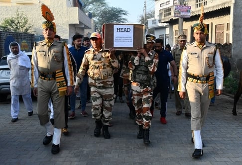 फोटो 29 : गोली मारकर हत्या किए जाने के बाद पैतृक गांव हलालपुर में एएसआई के पार्थिव शरीर को लेकर
