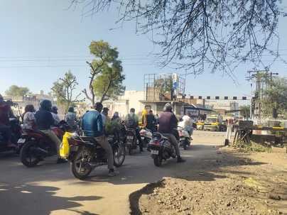 फोटो संख्या:-55 महेंद्रगढ़ के माजरा फाटक से गुजरती ट्रेन व फाटक खुलने कर इंतजार करते वाहन चालक-