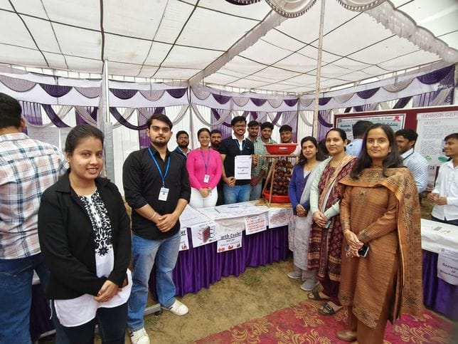 फोटो संख्या:51- हकेंवि के वाणिज्य विभाग के शोद्यार्थियों की  ओर से तैयार किया गया स्वदेसी कूल
