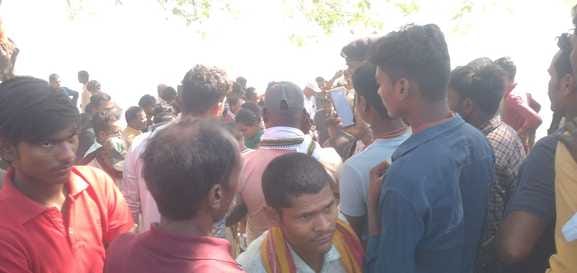 घटनास्थल पर मौजूद लोगों की भीड़ घटनास्थल पर मौजूद लोगों की भीड़