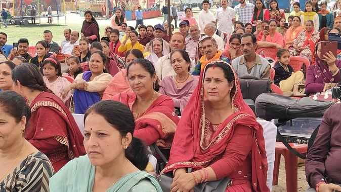 नलवाड़ी मेले में कहलूर लोक उत्सव के दूसरे दिन के सांस्कृतिक कार्यक्रमों का शुभारंभ करते एडीसी डॉ