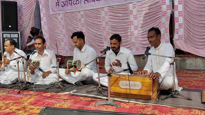 नलवाड़ी मेले में कहलूर लोक उत्सव के दूसरे दिन के सांस्कृतिक कार्यक्रमों का शुभारंभ करते एडीसी डॉ