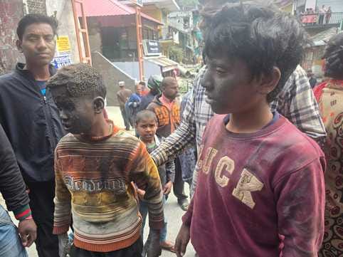 पंडोह में बच्चों द्वारा खोले गए पटाखे और उनसे निकाला बारूद। संवाद पंडोह में बच्चों द्वारा खोले गए पटाखे और उनसे निकाला बारूद। संवाद