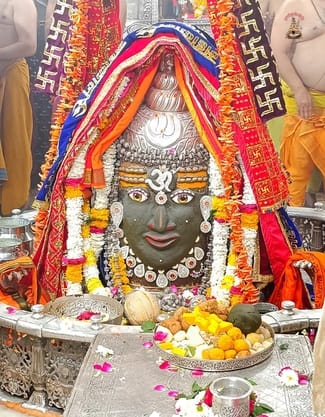 रंगपंचमी पर 1 लोटा केसर युक्त जल अर्पित कर बाबा महाकाल ने मनाया रंगो उत्सव, मंदिर में जमकर मची रंगपंचमी पर 1 लोटा केसर युक्त जल अर्पित कर बाबा महाकाल ने मनाया रंगो उत्सव, मंदिर में जमकर मची