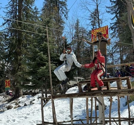 सोलंगनाला में ट्यूब सलाइडिंग का आनंद लेती पर्यटक महिला। संवाद सोलंगनाला में ट्यूब सलाइडिंग का आनंद लेती पर्यटक महिला। संवाद